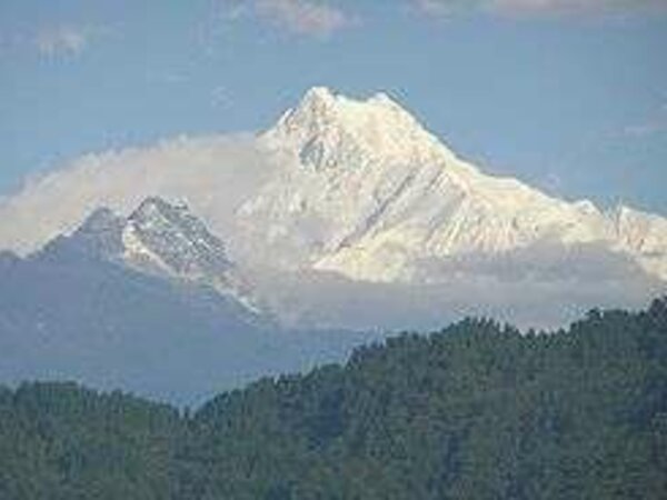 du NEPAL est le Kangchenjunga : 8 586 m qui se trouve sur la frontière indo-népalaise