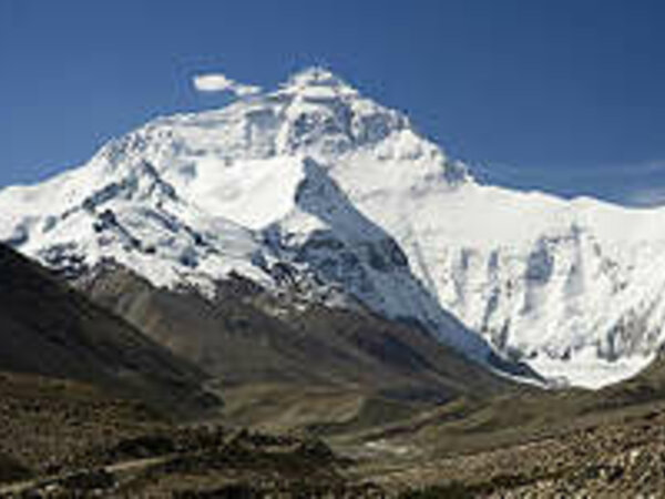 du Népal est l'Everest : 8 848 m situé à la frontière entre le Népal et la Chine